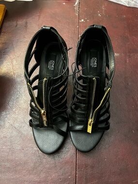 NWOT Jones New York Black Strappy Heeled Sandals with Gold Front Zipper